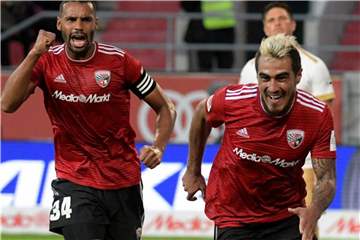 Dario Lezcano (r) hat den Treffer zum 3:2 für den FC Ingolstadt gegen Erzgebirge Aue erzielt. Foto: Stefan Puchner