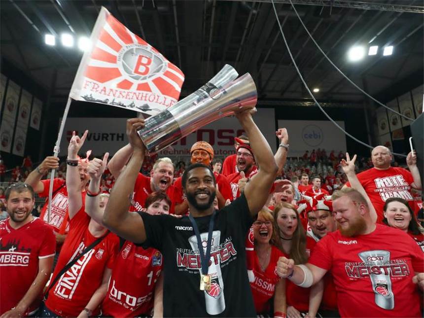 Bamberg stürmt zur neunten Meisterschaft Darius Miller (m.) hält den Pokal in den Händen. Foto: