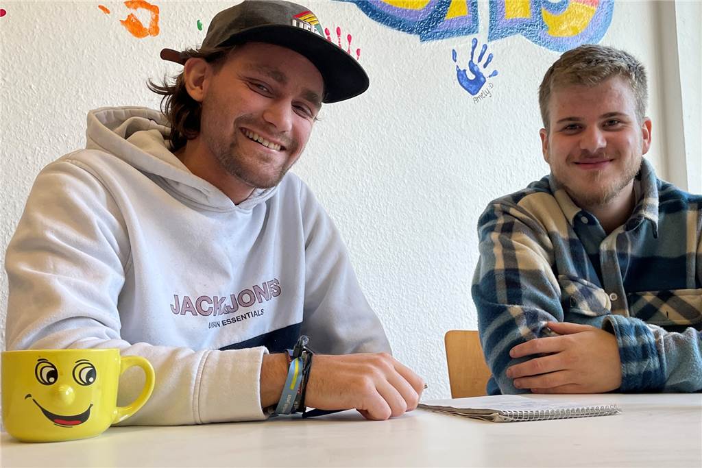 Neue Base für die Jugend: Einweihungsparty mit dem Jugendkomitee Darius Sonnenberg und Justin Holtheuer bei den Vorbereitungen für die große Einweihungsparty