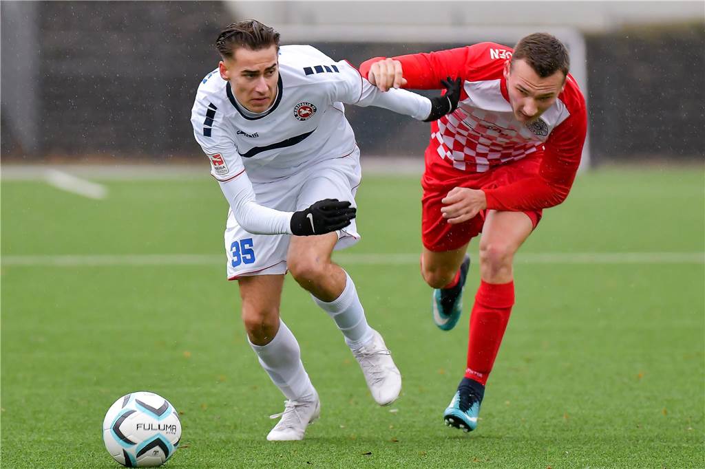 Westfalia Dortmund komplettiert das Hallen-Team: Ex-BVB-Jugendspieler ist vierter Neuzugang Darius Stawski am Ball.
