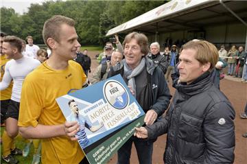 Dariusz Wosz und "Ata" Lameck (v.r.) übergaben im Mai den Gutschein für das Spiel an CSV-Kapitän Wojtek Meinert.