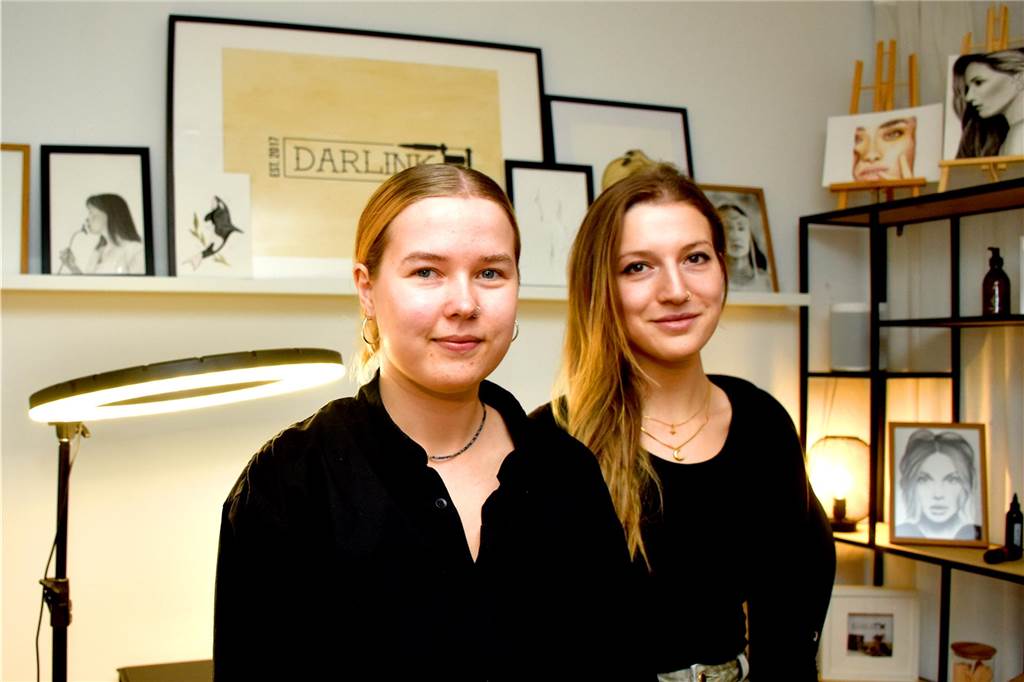 Darleen Jansen zieht ihr eigenes Tattoostudio mit 25 durch Darleen Jansen (25, r.), Paula Wenker (24)
