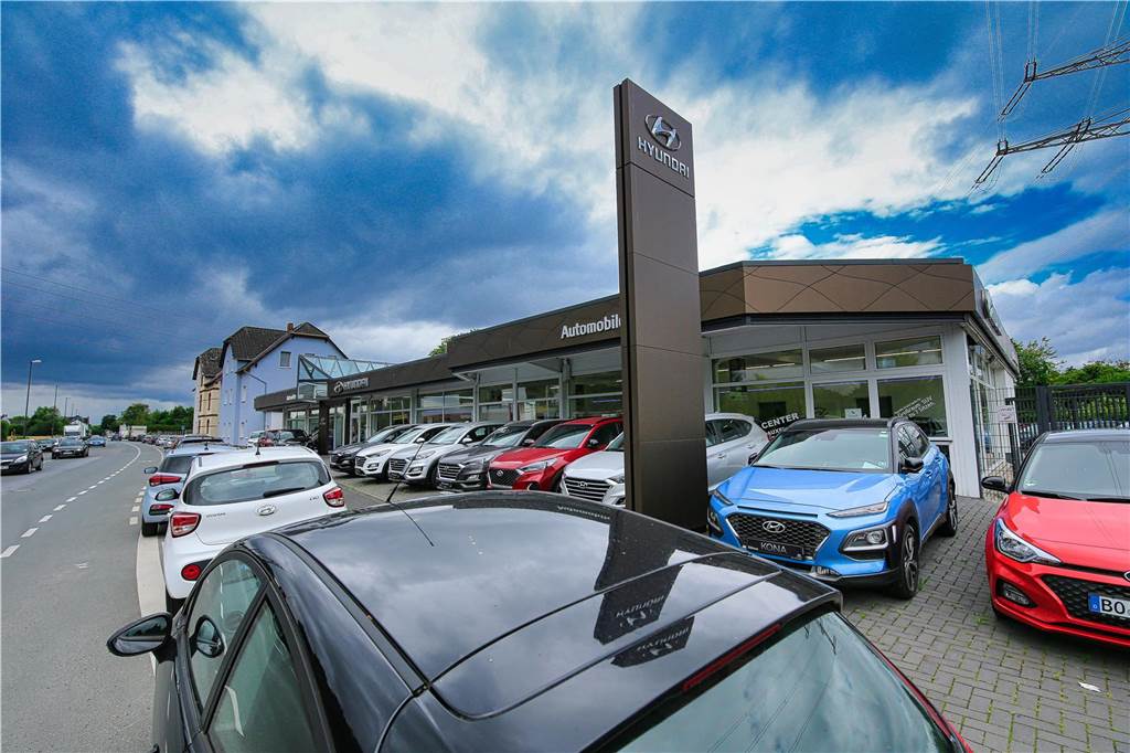 Darmas Automobile ist mit dem Hyundai-Standort schon lange an der Herner Straße. 2023 hat sich das Geschäft deutlich erweitert, als es die ehemaligen Mercedes-Lueg-Pavillons um die Ecke am Westring übernahm. Nun kommt die nächste Erweiterung um die Fläche am einstigen Hagebaumarkt.