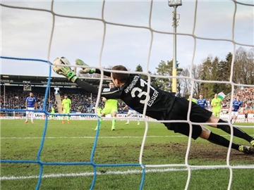 Darmstadt muss vorerst auf Torwart Michael Esser verzichten. Foto: Frank Rumpenhorst