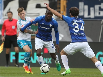 Darmstadt wehrte sich erfolgreich gegen den vorzeitigen Abstieg und besiegte Schalke mit 2:1. Foto: Thomas Frey