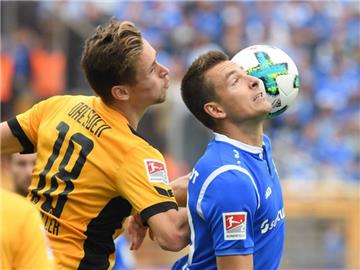 Darmstadts Artur Sobiech (r) und Dresdens Jannik Müller kämpfen um den Ball. Foto: Arne Dedert