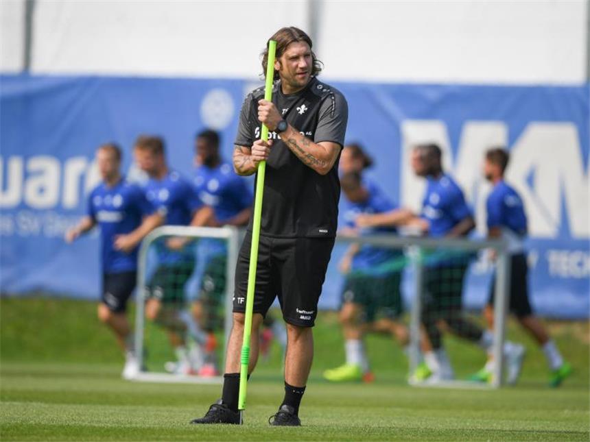 Darmstadts Cheftrainer Torsten Frings hofft weiter auf den Verbleib seiner Leistungsträger. Foto: Arne Dedert