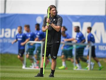 Darmstadts Cheftrainer Torsten Frings hofft weiter auf den Verbleib seiner Leistungsträger. Foto: Arne Dedert