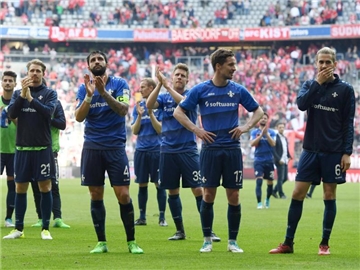 Darmstadts Mannschaft verabschiedet sich nach dem Spiel von den Fans und aus der ersten Liga. Foto: Tobias Hase