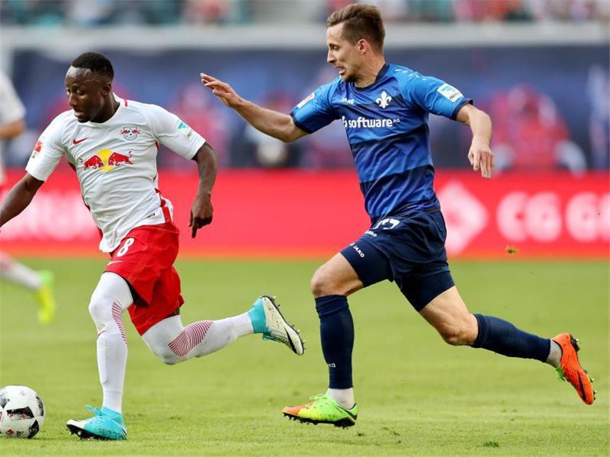 Darmstadts Sandro Sirigu (r) bedrängt den Leipziger Naby Deco Keita. Sirigu hat bei seinem Verein verlängert. Foto: Jan Woitas