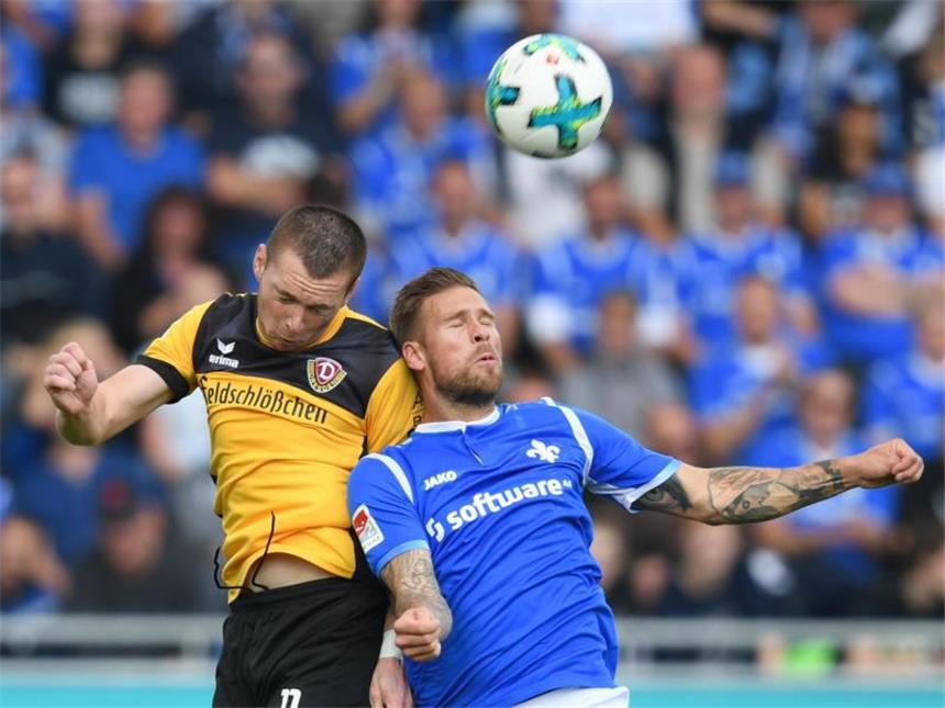 Perfekte Woche für Nürnberg - Düsseldorf wieder Spitze Darmstadts Tobias Kempe (r) und Dresdens Haris Duljevic kämpfen um den Ball. Foto: Arne Dedert