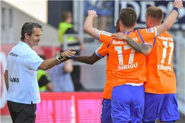 Darmstadts Trainer Dirk Schuster (l) jubelt mit seinen Spielern über das wichtige 1:0 im Spiel bei Regensburg. Foto: Armin Weigel
