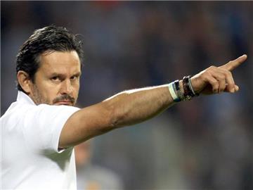 Darmstadts Trainer Dirk Schuster will mit seinem Team in die Bundesliga. Foto: Ina Fassbender
