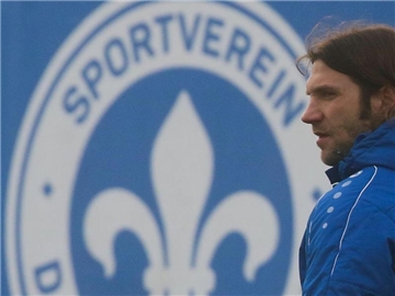 Darmstadts Trainer Torsten Frings ist mit 25 Spielern ins Trainingslager nach Spanien gereist. Foto: Frank Rumpenhorst