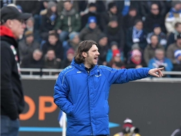 Darmstadts Trainer Torsten Frings kritisierte seinen Spieler Florian Jungwirth scharf. Foto: Thorsten Wagner