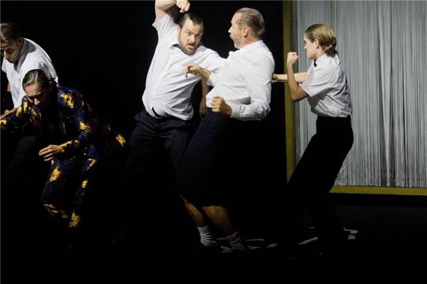 Takis Würgers „Der Club“ in Hannover auf der Bühne Darsteller bei den Proben für das Theaterstück „Der Club“ am Schauspiel Hannover. Foto: Julian Stratenschulte