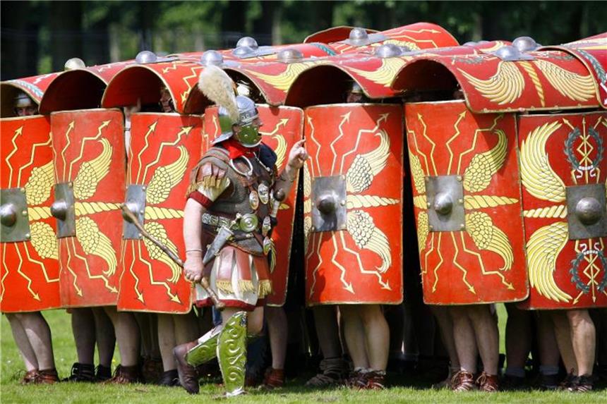 Besucherrekord: 26 000 beim Römerfest in Xanten Darsteller römischer Soldaten treten beim Römerfest in Xanten auf. Foto: Armin Fischer/Archiv