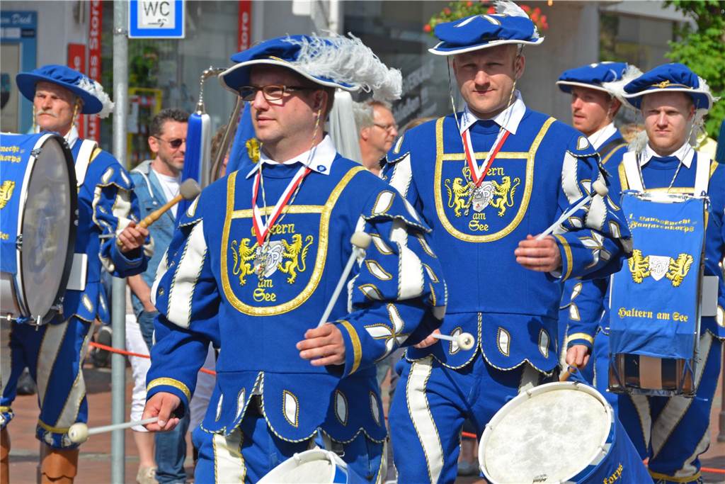 Ausrufen des Schützenfests: Hohe Sicherheit, Partyspaß und Traditionen Fanfaren spielen auf dem Markt.