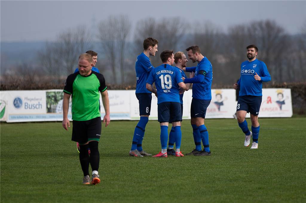Wilde Nachspielzeit kostet SuS Rünthe in Königsborn sicher geglaubten Auswärtssieg Das 1:0 für Niederaden. Lünerns Mirco Münter (l.) ist bedient.
