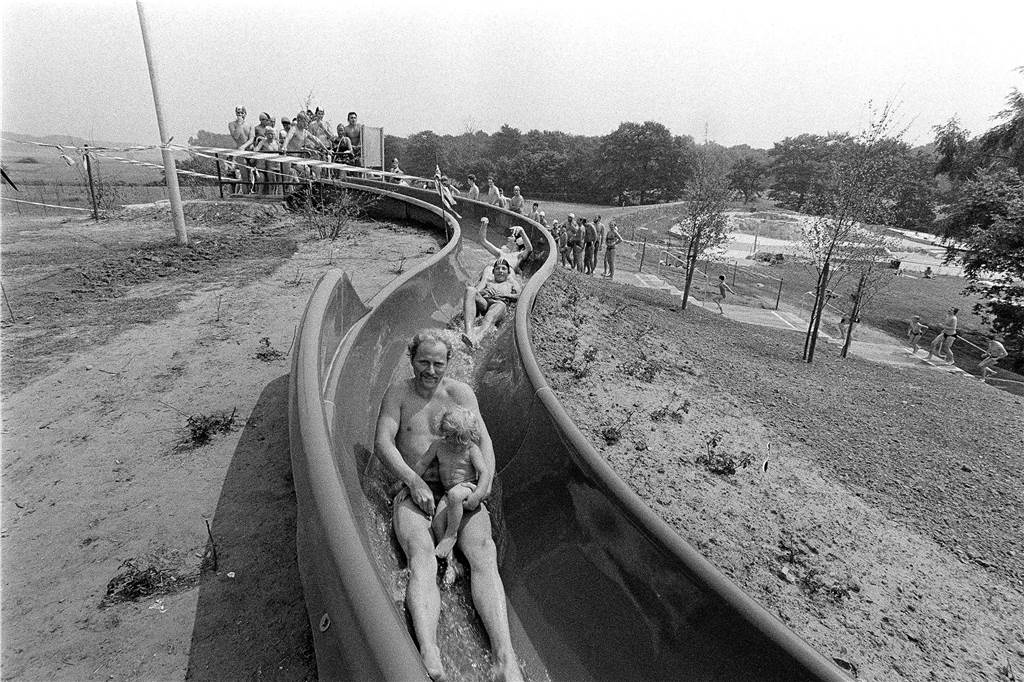 Nach Umbau des Freibads Cappenberger See 1982: Spaß auf langer Rutsche Das 1956 eröffnete Freibad Cappenberger See erlebte am 6. Juni 1982 seinen Neustart. Die besondere Attraktion ist seitdem die 75 Meter lange Rutsche. Die Wiedereröffnung wurde mit vielen Gästen gefeiert.