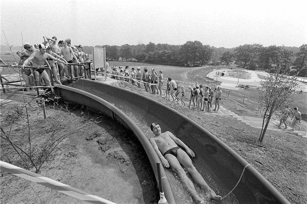 Das 1956 eröffnete Freibad Cappenberger See erlebte am 6. Juni 1982 seinen Neustart. Die besondere Attraktion ist seitdem die 75 Meter lange Rutsche. Die Wiedereröffnung wurde mit vielen Gästen gefeiert.