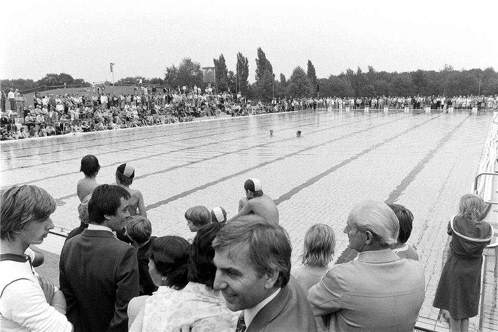 Das 1956 eröffnete Freibad Cappenberger See erlebte am 6. Juni 1982 seinen Neustart. Die besondere Attraktion ist seitdem die 75 Meter lange Rutsche. Die Wiedereröffnung wurde mit vielen Gästen gefeiert.