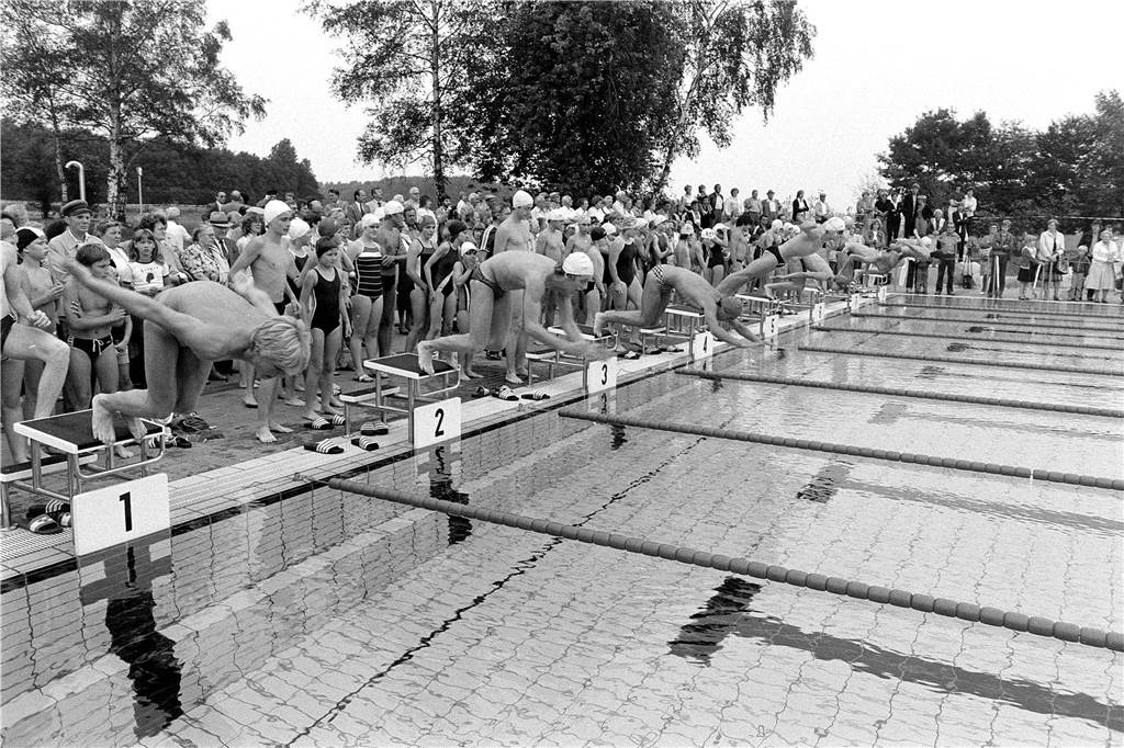 Das 1956 eröffnete Freibad Cappenberger See erlebte am 6. Juni 1982 seinen Neustart. Die besondere Attraktion ist seitdem die 75 Meter lange Rutsche. Die Wiedereröffnung wurde mit vielen Gästen gefeiert.