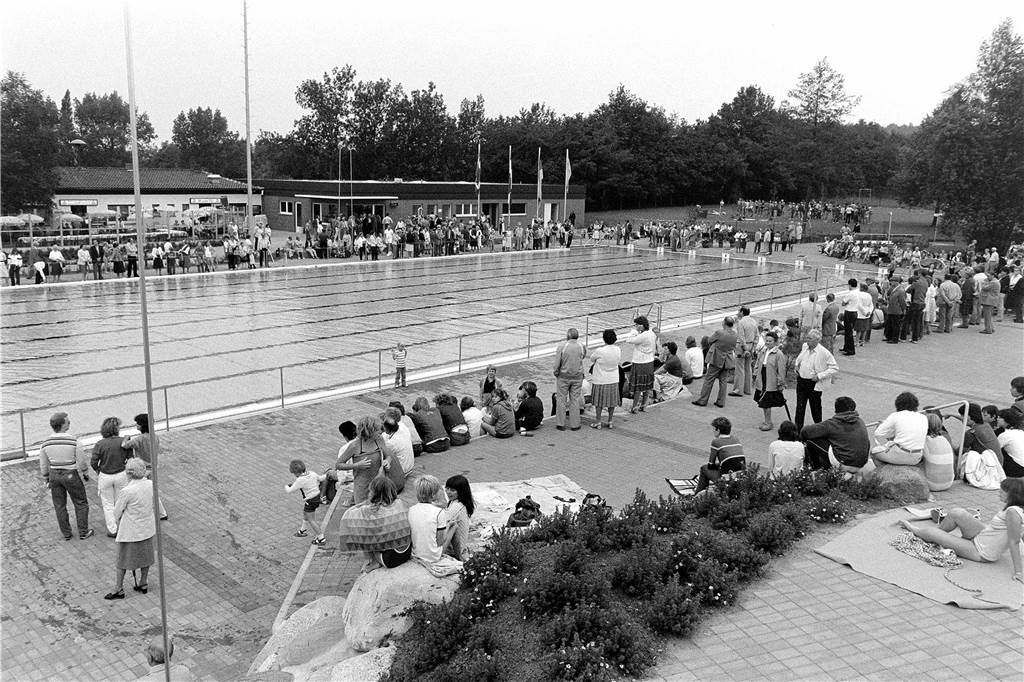 Das 1956 eröffnete Freibad Cappenberger See erlebte am 6. Juni 1982 seinen Neustart. Die besondere Attraktion ist seitdem die 75 Meter lange Rutsche. Die Wiedereröffnung wurde mit vielen Gästen gefeiert.