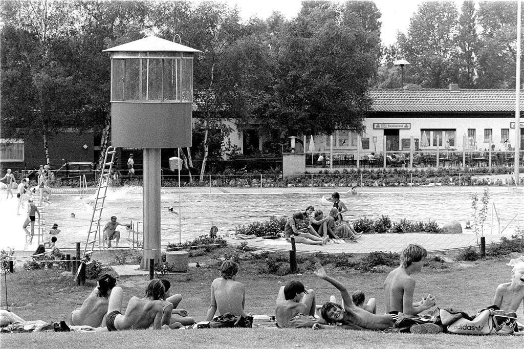 Das 1956 eröffnete Freibad Cappenberger See erlebte am 6. Juni 1982 seinen Neustart. Die besondere Attraktion ist seitdem die 75 Meter lange Rutsche. Die Wiedereröffnung wurde mit vielen Gästen gefeiert.