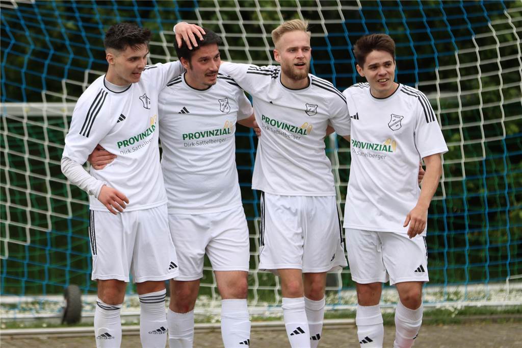 Das 2:0 feiern (v.l.) Alexandru Covit, Apostolos Vasileiou, Merlin Niehoff und Sebastian Covit.