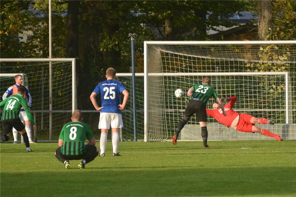 Der Aufsteiger jubelt: 100 Liter Freibier für den dritten Sieg in Serie Das 2:0 für den ASC durch einen Strafstoß von Nils Kröger.