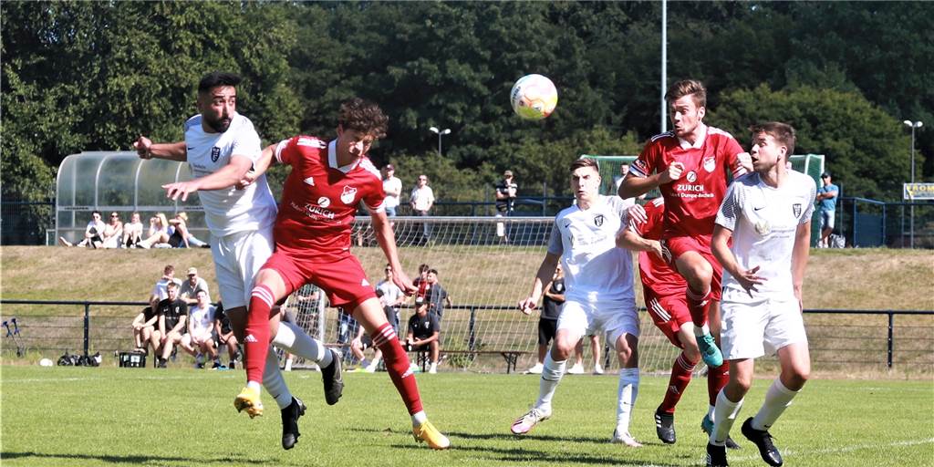 Erst am Ende wackelt der Außenseiter - FC Marl schlägt Rot-Weiß Deuten Gökhan Turan (links) gewinnt das Kopfballduell gegen Benjamin Hassel.