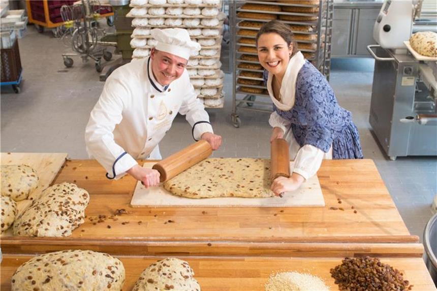 Backe, backe Riesenstollen: Arbeit an tonnenschwerem Gebäck Das 23. Dresdner Stollenmädchen Hanna Haubold und der Bäckermeister Andreas Wippler bei der Arbeit. Foto: Sebastian Kahnert