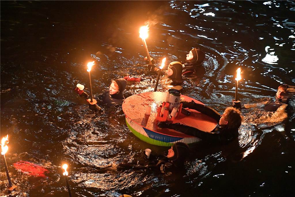 Das 35. Fackelschwimmen fand bei Temperaturen um den Gefrierpunkt und 6 Grad Wassertemperatur am 15. Dezember 2018 statt.