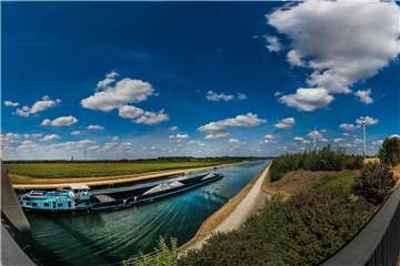 Das 360-Grad-Panorama zeigt die Mengeder Straße an der Kanalbrücke. Rechts neben der Brücke wächst derzeit Mais. Hier sollen nach Waltroper Plänen die Fabrikhallen von Langendorf entstehen.