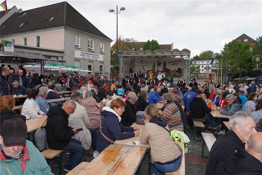 Das 38. Lütgendortmunder Dorffest entpuppte sich wieder als eine großartige Veranstaltung. Drei Tage lang war es rappelvoll rund um den Marktplatz. Ob Live-Bands, Festumzug oder Handwerker- und Kunstmarkt, das gesamte Programm fand wieder großen Anklang. Nicht nur die Menschen aus dem Stadtteil waren begeistert.