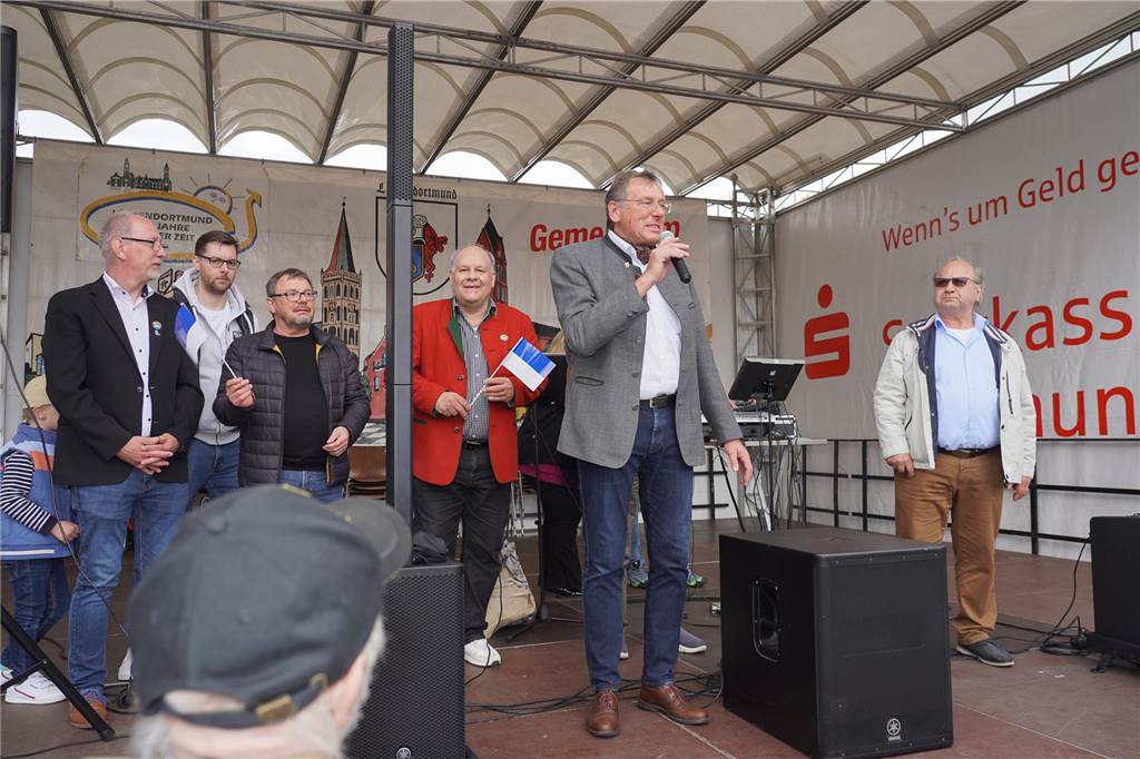 Das 38. Lütgendortmunder Dorffest entpuppte sich wieder als eine großartige Veranstaltung. Drei Tage lang war es rappelvoll rund um den Marktplatz. Ob Live-Bands, Festumzug oder Handwerker- und Kunstmarkt, das gesamte Programm fand wieder großen Anklang. Nicht nur die Menschen aus dem Stadtteil waren begeistert.