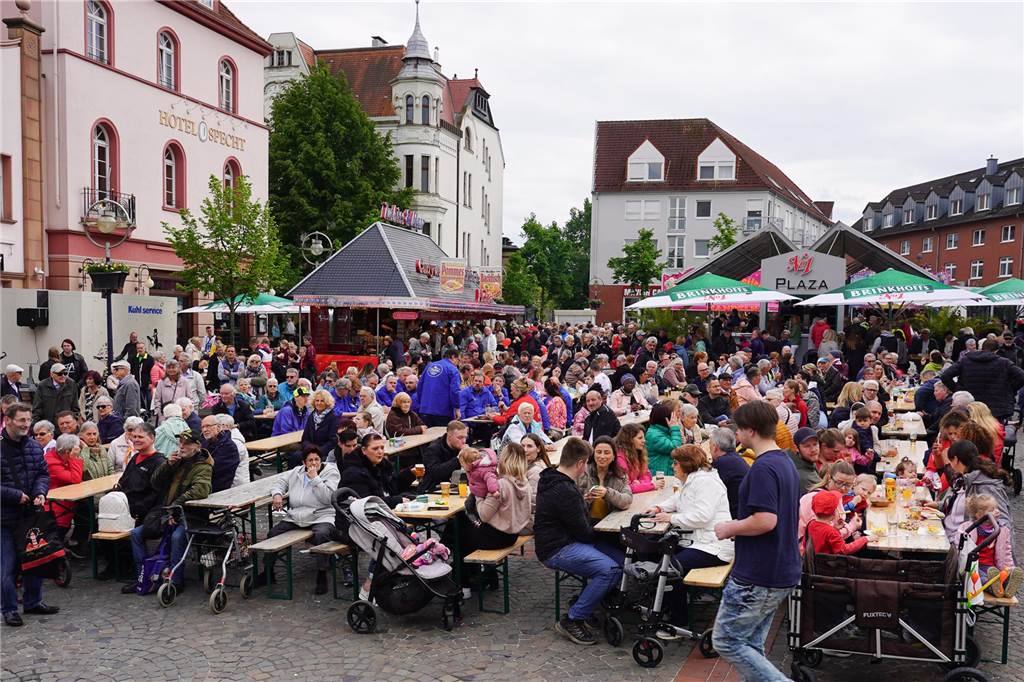 Das 38. Lütgendortmunder Dorffest entpuppte sich wieder als eine großartige Veranstaltung. Drei Tage lang war es rappelvoll rund um den Marktplatz. Ob Live-Bands, Festumzug oder Handwerker- und Kunstmarkt, das gesamte Programm fand wieder großen Anklang. Nicht nur die Menschen aus dem Stadtteil waren begeistert.