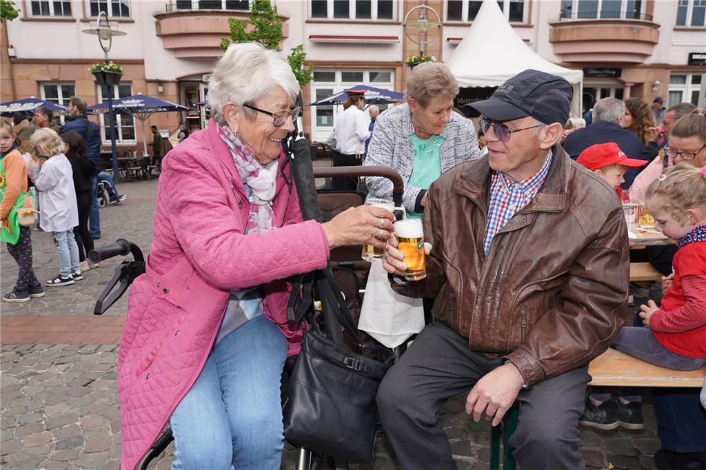 Das 38. Lütgendortmunder Dorffest entpuppte sich wieder als eine großartige Veranstaltung. Drei Tage lang war es rappelvoll rund um den Marktplatz. Ob Live-Bands, Festumzug oder Handwerker- und Kunstmarkt, das gesamte Programm fand wieder großen Anklang. Nicht nur die Menschen aus dem Stadtteil waren begeistert.