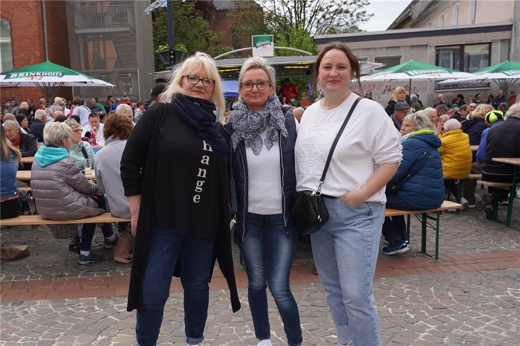 Das 38. Lütgendortmunder Dorffest entpuppte sich wieder als eine großartige Veranstaltung. Drei Tage lang war es rappelvoll rund um den Marktplatz. Ob Live-Bands, Festumzug oder Handwerker- und Kunstmarkt, das gesamte Programm fand wieder großen Anklang. Nicht nur die Menschen aus dem Stadtteil waren begeistert.