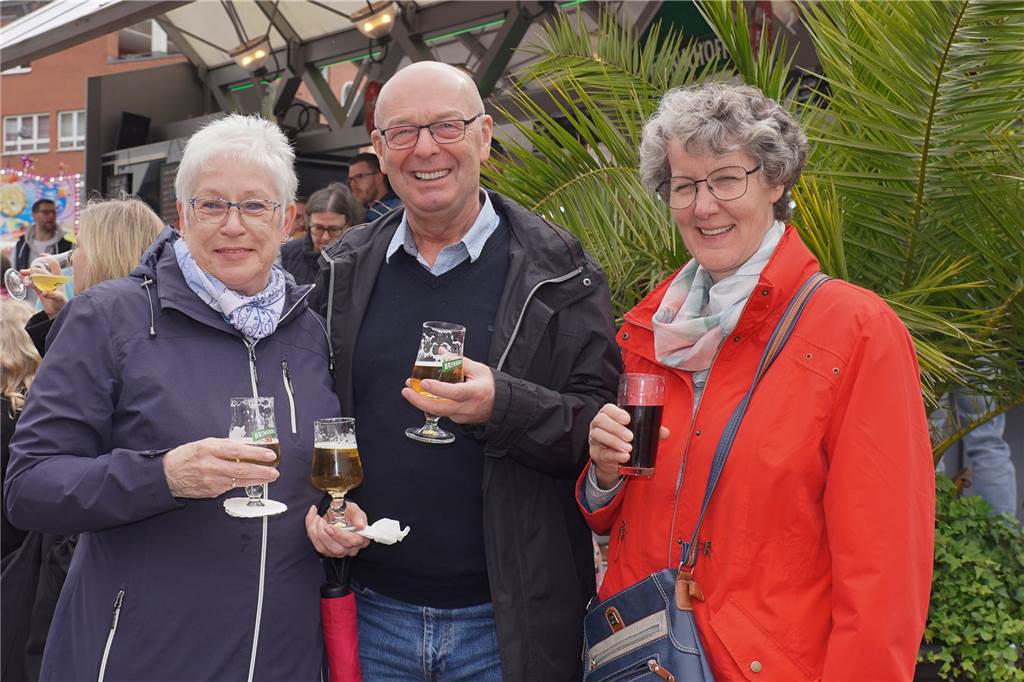 Das 38. Lütgendortmunder Dorffest entpuppte sich wieder als eine großartige Veranstaltung. Drei Tage lang war es rappelvoll rund um den Marktplatz. Ob Live-Bands, Festumzug oder Handwerker- und Kunstmarkt, das gesamte Programm fand wieder großen Anklang. Nicht nur die Menschen aus dem Stadtteil waren begeistert.