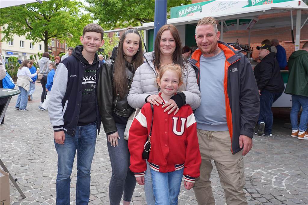 Das 38. Lütgendortmunder Dorffest entpuppte sich wieder als eine großartige Veranstaltung. Drei Tage lang war es rappelvoll rund um den Marktplatz. Ob Live-Bands, Festumzug oder Handwerker- und Kunstmarkt, das gesamte Programm fand wieder großen Anklang. Nicht nur die Menschen aus dem Stadtteil waren begeistert.