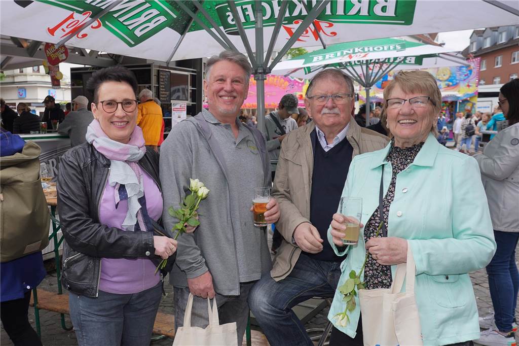 Das 38. Lütgendortmunder Dorffest entpuppte sich wieder als eine großartige Veranstaltung. Drei Tage lang war es rappelvoll rund um den Marktplatz. Ob Live-Bands, Festumzug oder Handwerker- und Kunstmarkt, das gesamte Programm fand wieder großen Anklang. Nicht nur die Menschen aus dem Stadtteil waren begeistert.