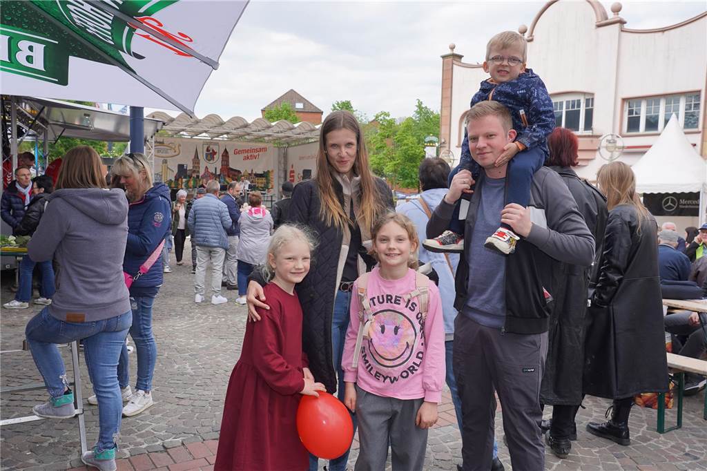 Das 38. Lütgendortmunder Dorffest entpuppte sich wieder als eine großartige Veranstaltung. Drei Tage lang war es rappelvoll rund um den Marktplatz. Ob Live-Bands, Festumzug oder Handwerker- und Kunstmarkt, das gesamte Programm fand wieder großen Anklang. Nicht nur die Menschen aus dem Stadtteil waren begeistert.