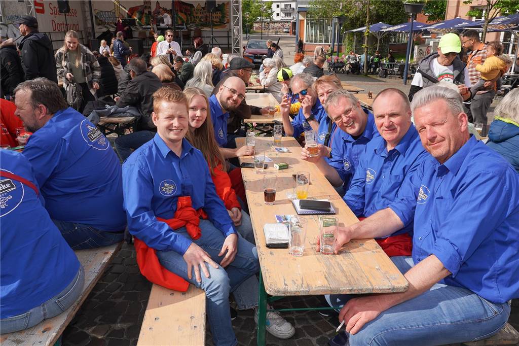 Das 38. Lütgendortmunder Dorffest entpuppte sich wieder als eine großartige Veranstaltung. Drei Tage lang war es rappelvoll rund um den Marktplatz. Ob Live-Bands, Festumzug oder Handwerker- und Kunstmarkt, das gesamte Programm fand wieder großen Anklang. Nicht nur die Menschen aus dem Stadtteil waren begeistert.