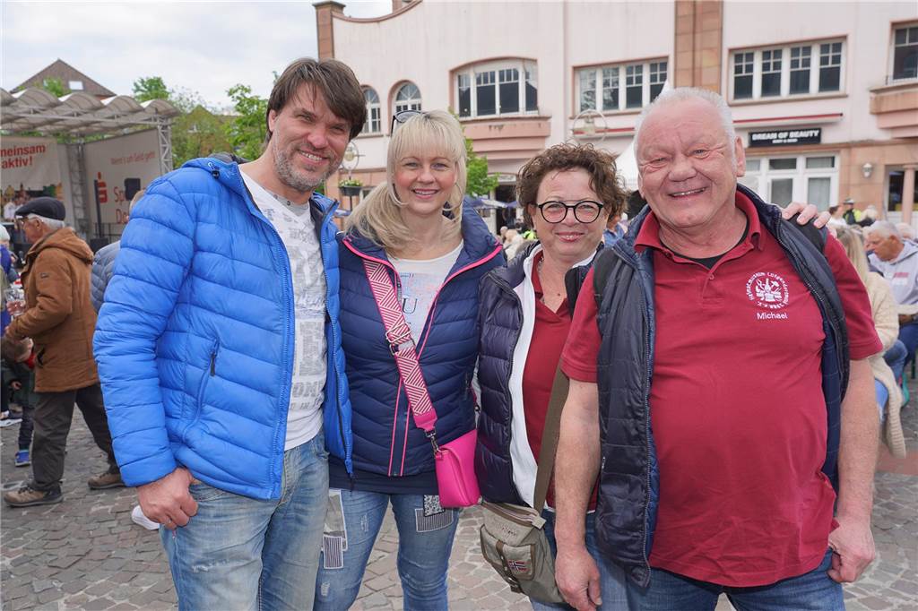 Das 38. Lütgendortmunder Dorffest entpuppte sich wieder als eine großartige Veranstaltung. Drei Tage lang war es rappelvoll rund um den Marktplatz. Ob Live-Bands, Festumzug oder Handwerker- und Kunstmarkt, das gesamte Programm fand wieder großen Anklang. Nicht nur die Menschen aus dem Stadtteil waren begeistert.