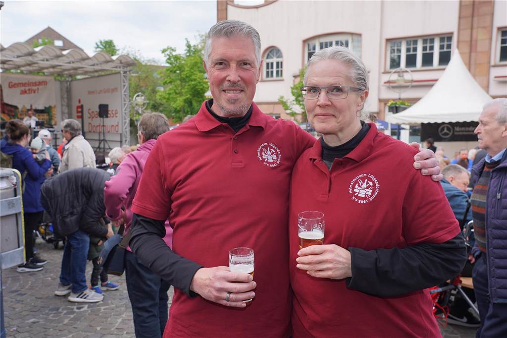 Das 38. Lütgendortmunder Dorffest entpuppte sich wieder als eine großartige Veranstaltung. Drei Tage lang war es rappelvoll rund um den Marktplatz. Ob Live-Bands, Festumzug oder Handwerker- und Kunstmarkt, das gesamte Programm fand wieder großen Anklang. Nicht nur die Menschen aus dem Stadtteil waren begeistert.