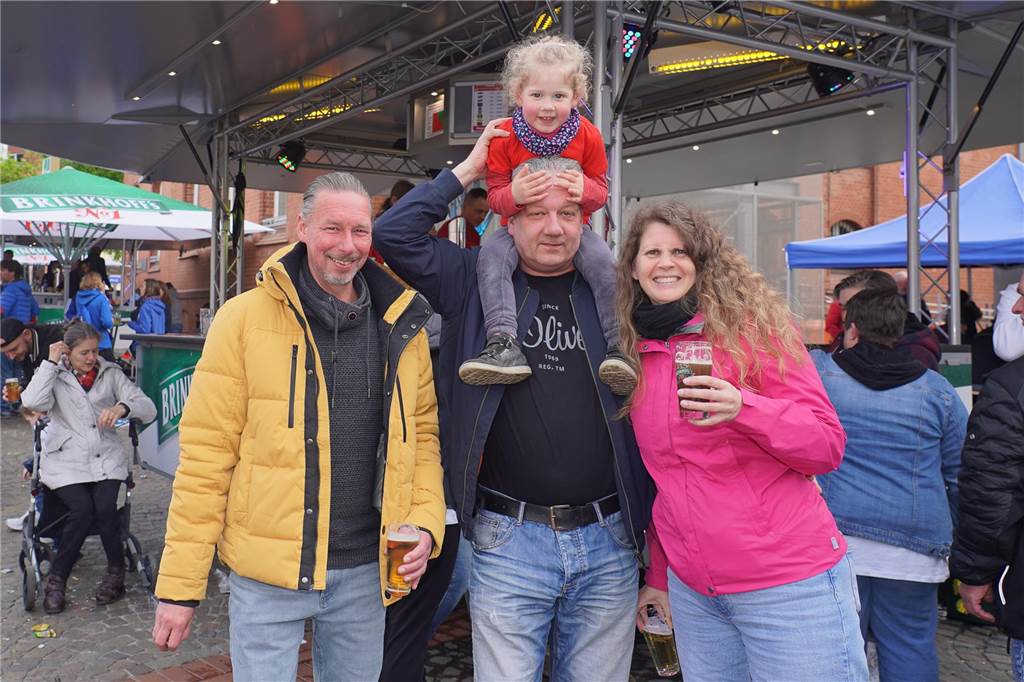 Das 38. Lütgendortmunder Dorffest entpuppte sich wieder als eine großartige Veranstaltung. Drei Tage lang war es rappelvoll rund um den Marktplatz. Ob Live-Bands, Festumzug oder Handwerker- und Kunstmarkt, das gesamte Programm fand wieder großen Anklang. Nicht nur die Menschen aus dem Stadtteil waren begeistert.