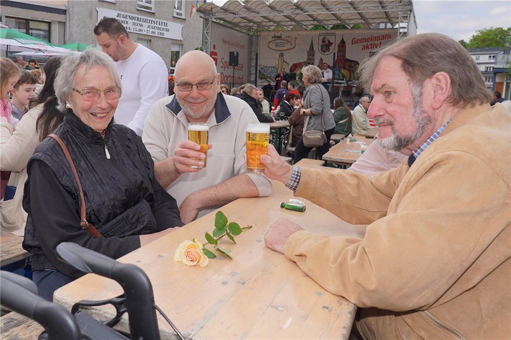 Das 38. Lütgendortmunder Dorffest entpuppte sich wieder als eine großartige Veranstaltung. Drei Tage lang war es rappelvoll rund um den Marktplatz. Ob Live-Bands, Festumzug oder Handwerker- und Kunstmarkt, das gesamte Programm fand wieder großen Anklang. Nicht nur die Menschen aus dem Stadtteil waren begeistert.