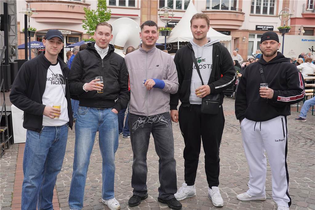 Das 38. Lütgendortmunder Dorffest entpuppte sich wieder als eine großartige Veranstaltung. Drei Tage lang war es rappelvoll rund um den Marktplatz. Ob Live-Bands, Festumzug oder Handwerker- und Kunstmarkt, das gesamte Programm fand wieder großen Anklang. Nicht nur die Menschen aus dem Stadtteil waren begeistert.